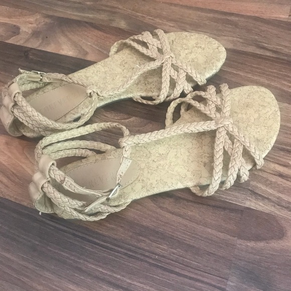 𝅺FOREVER 21 Women’s Size 7.5 Tan Flat Strappy Sandals - Picture 2 of 4